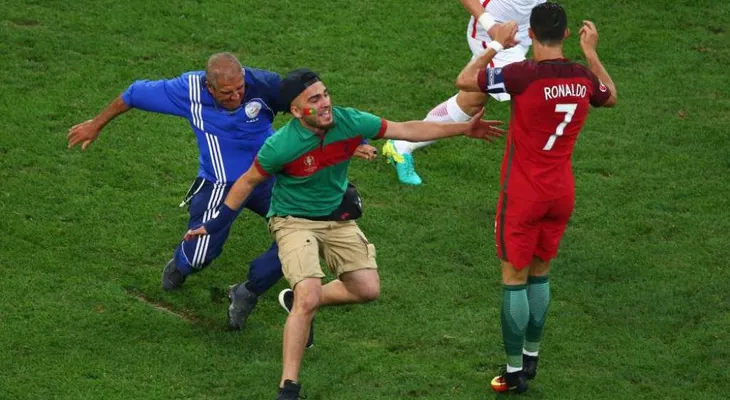 Multan con 500 Euros al aficionado que intentó abrazar a Ronaldo