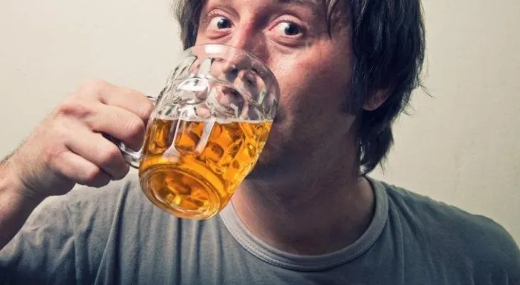 Una cerveza chica al día preservaría el colesterol bueno