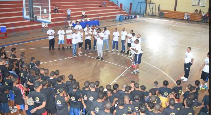 Ministro de la Juventud y Jack Michael Martâ??ínez realizan Clínica de Baloncesto