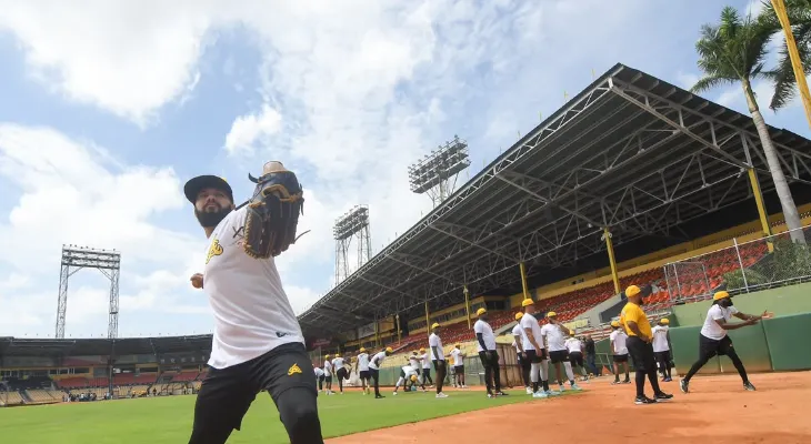 Águilas arrancan entrenamiento con 35 jugadores en busca de la corona 23