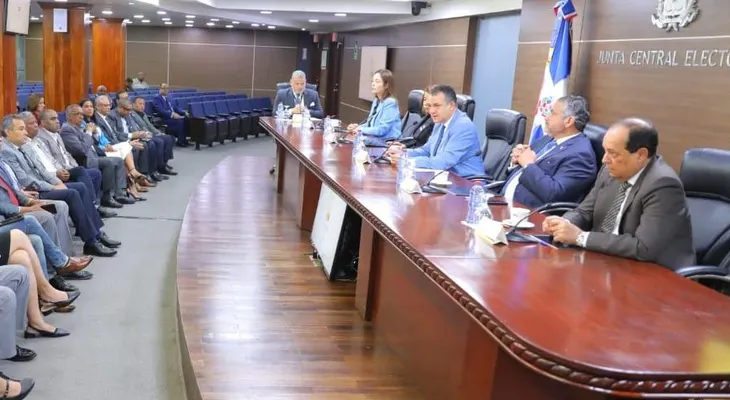 JCE presenta proyecto nueva cédula a otras organizaciones políticas