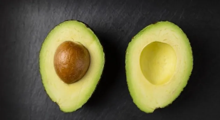 Cómo preparar una salsa cremosa de aguacate