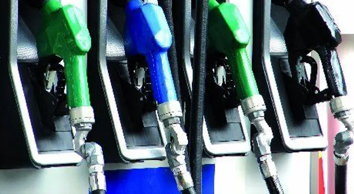 Gas natural sube un peso; congelan otros combustibles