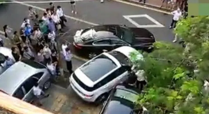 La dueña de un Land Rover destroza un Jaguar mal estacionado que obstruía su salida