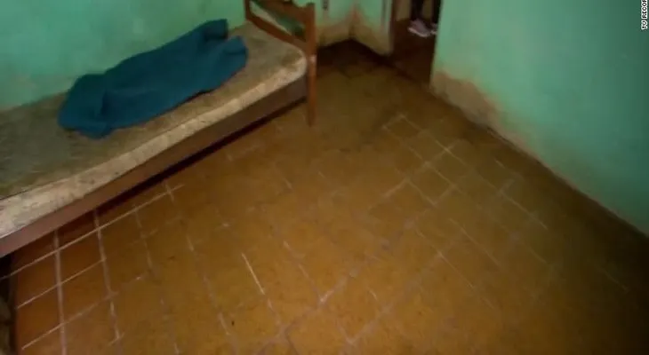 Brasileño habría sido encerrado en un sótano por su familia por 15 años, dice la policía