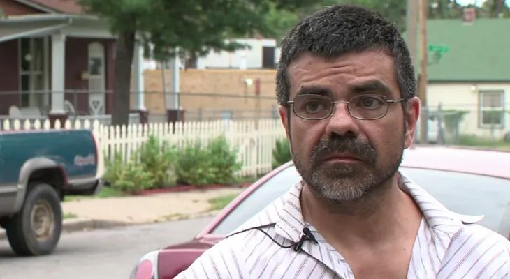Gesto de un policía de Kansas conmueve a hombre sin hogar hasta las lágrimas