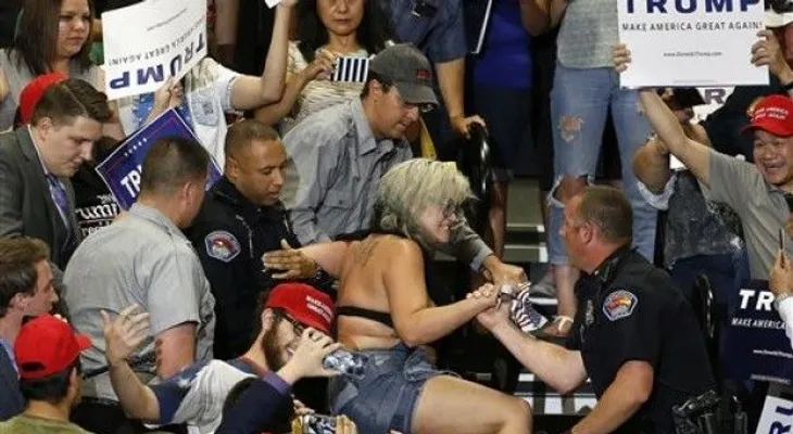 Manifestantes y policías se enfrentan violentamente en acto político de Donald Trump