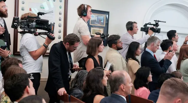 Trump justifica veto a la prensa citando logros inexistentes sobre guerras y billones en inversiones