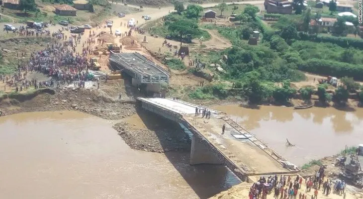 Colapsa un puente de construcción china en Kenya