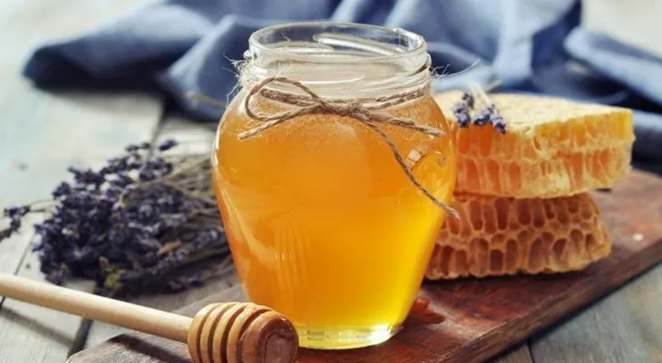 Remedios naturales con miel de abeja para conciliar el sueño