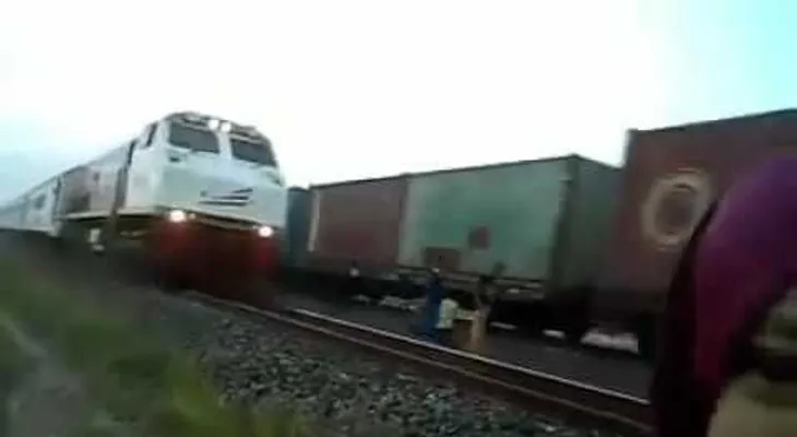 Se disponía a hacerse una selfie y terminó grabando cómo un tren arrollaba a un niño