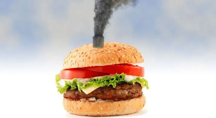 Cocinar una hamburguesa contamina más que manejar un camión