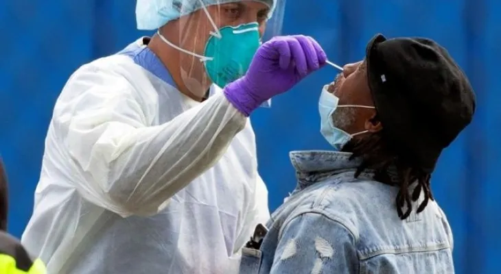 Los casos en EEUU de COVID-19 se disparan, pero no lo hacen las muertes