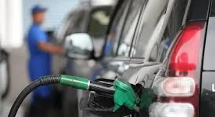 Precios de los combustibles siguen bajando; gasolina premium y regular RD$3:40; el GLP un peso
