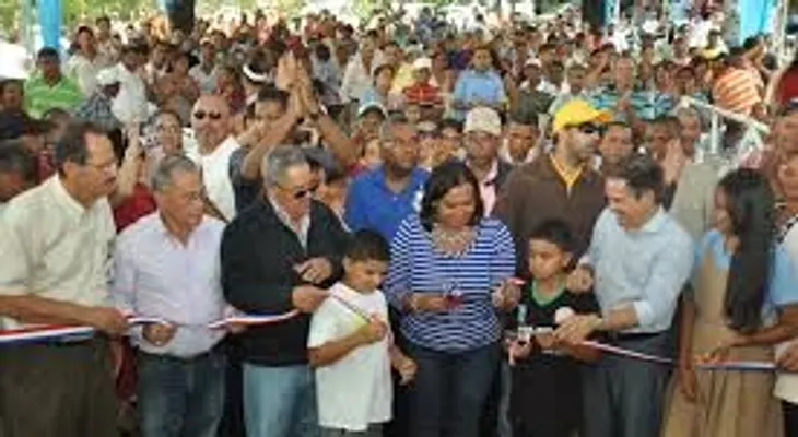 UERS lleva luz a la comunidad Tabara Abajo de Azua