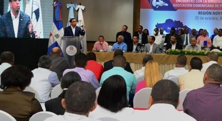 Andrés Navarro se reúne con directivos de ADP de Santiago y Puerto Plata
