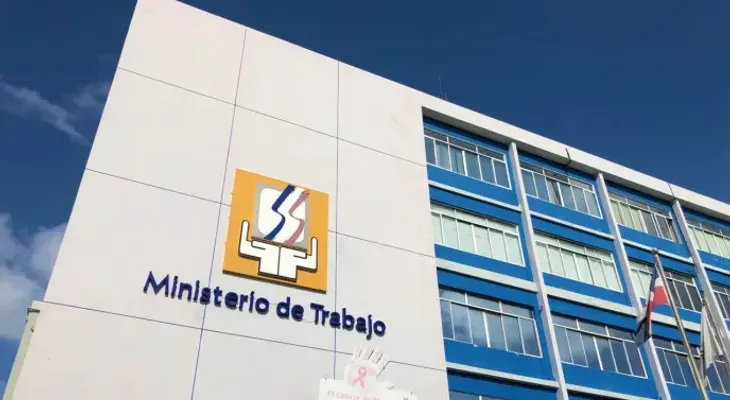 Abinader pide convocatoria del CNS "lo antes posible", para mejorar sueldos de empleados