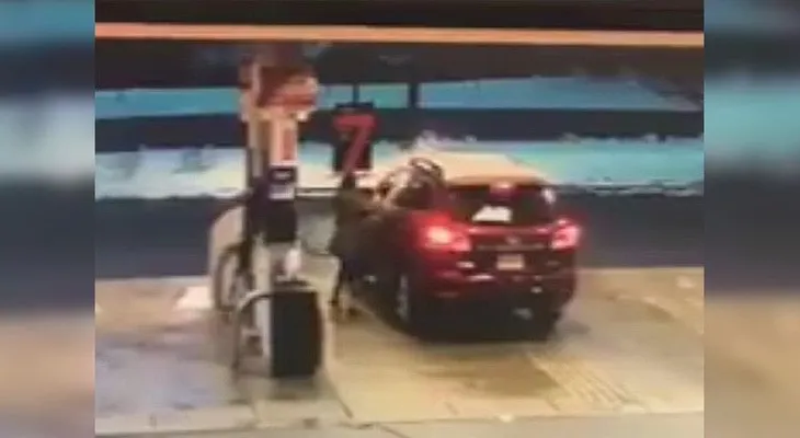 Baña en gasolina al ladrón de su coche