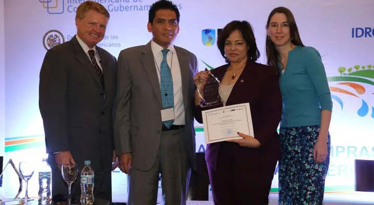 Red Interamericana entrega a Yokasta Guzmán Premio Liderazgo en Compras Públicas 