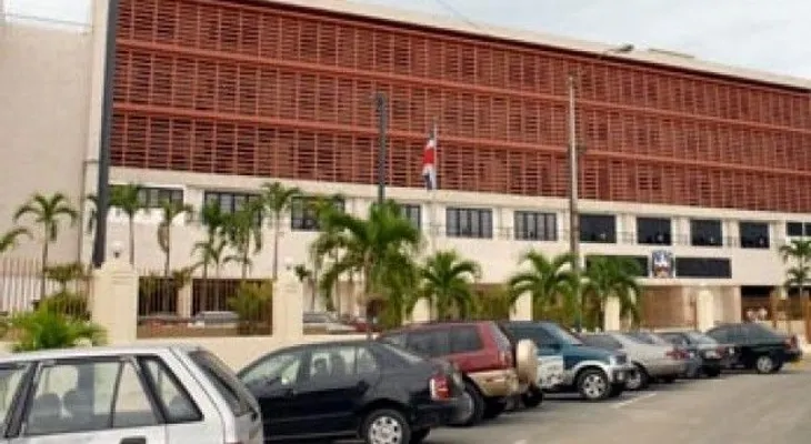 Senado recibirá este martes a funcionarios por escándao del Banco Peravia