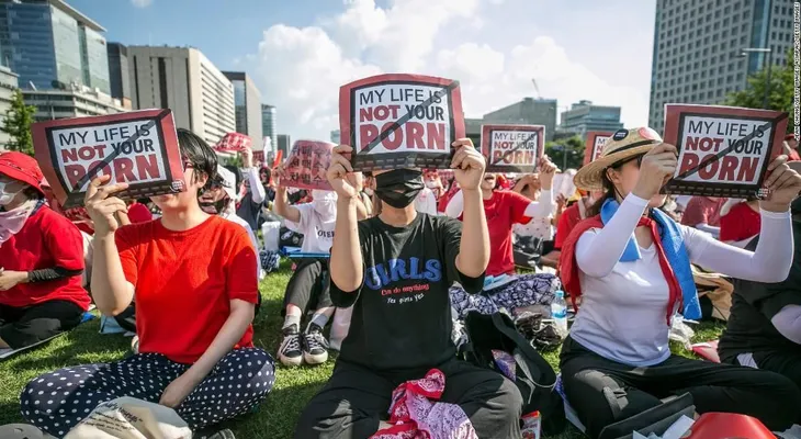 Epidemia de cámaras espía que graban a mujeres en baños públicos o sus hogares en Corea del Sur
