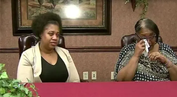 Mujer descubre que compañera de trabajo es su madre