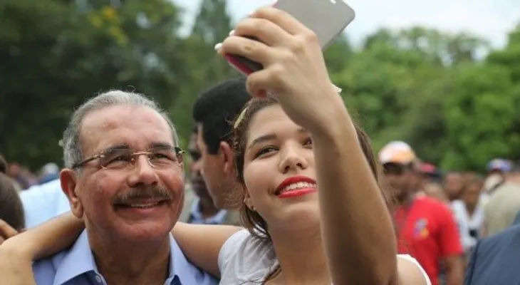 Danilo felicita a jóvenes por su día; dice contribuyen con presente y futuro del país