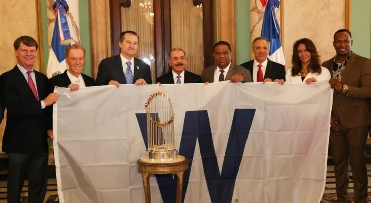 Danilo Medina recibe directivos y accionistas Chicago Cubs; le llevan trofeo al mandatario (VIDEO)