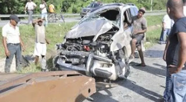 Al menos cinco personas murieron en un accidente en la autopista del Nordeste