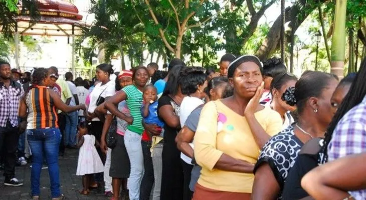Se forman largas filas de haitianos para regularizarse