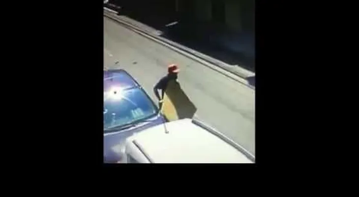 Cámara capta a hombre robando cristal de retrovisor de vehiculo
