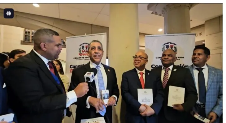 Espaillat felicita a Pacheco por presentar nueva Constitución dominicana en el Capitolio