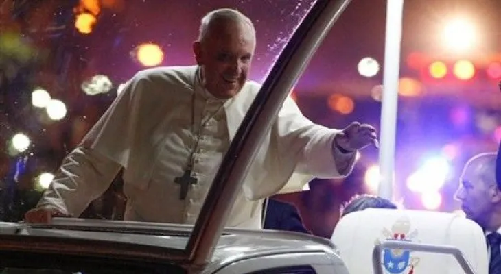Multitudes reciben al papa Francisco en Manila 