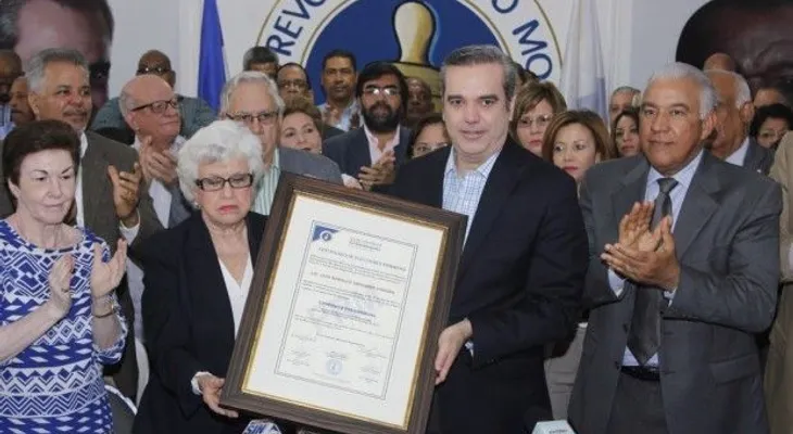 Abinader recibe certificado de elección como candidato presidencial del PRM