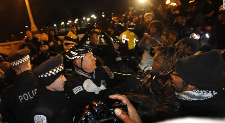 Manifestantes protestan en Chicago por la muerte de Laquan McDonald