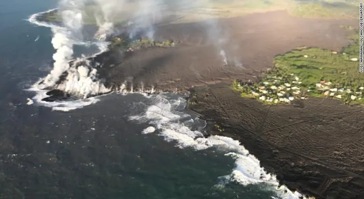 La lava llegó a esta famosa bahía hawaiana y destruyó cientos de hogares