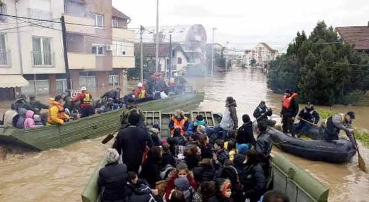 Miles huyen de inundaciones históricas en Balcanes