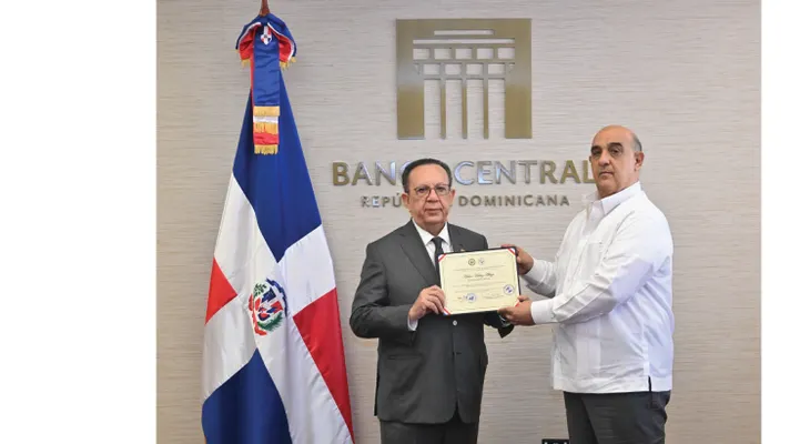 Gobernador Valdez Albizu recibe un reconocimiento del Colegio Dominicano de Economistas