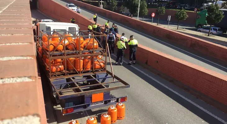 Tras una noche de fiesta, un sueco roba un camión y causa caos en Barcelona