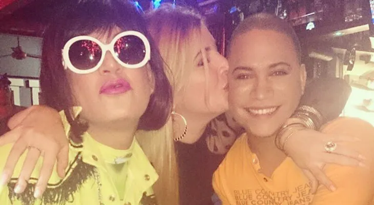 Famosos participan en "Celebrities Karaoke"
