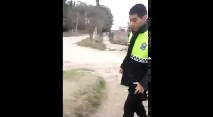 Provoca a un policía y recibe un terrible puñetazo