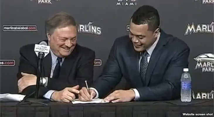 Stanton firma su contrato récord ante los medios 