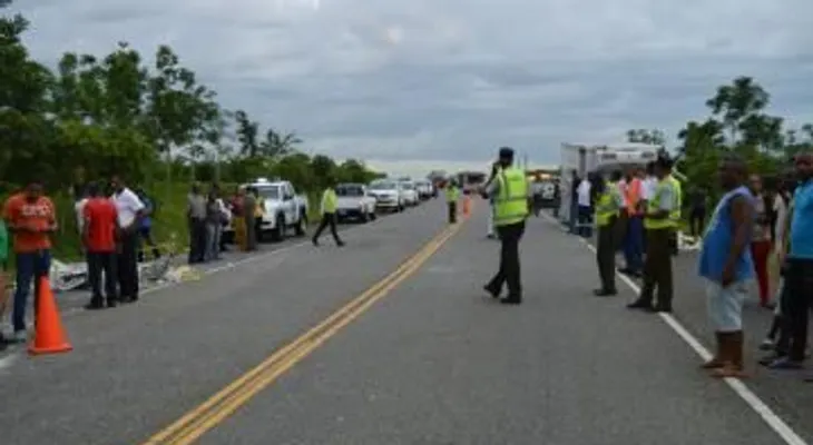 Protestan en autopista Santo Domingo-Samaná