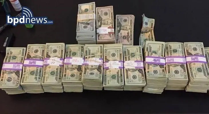 Taxista regresa mochila olvidada con 187.000 dólares en Boston