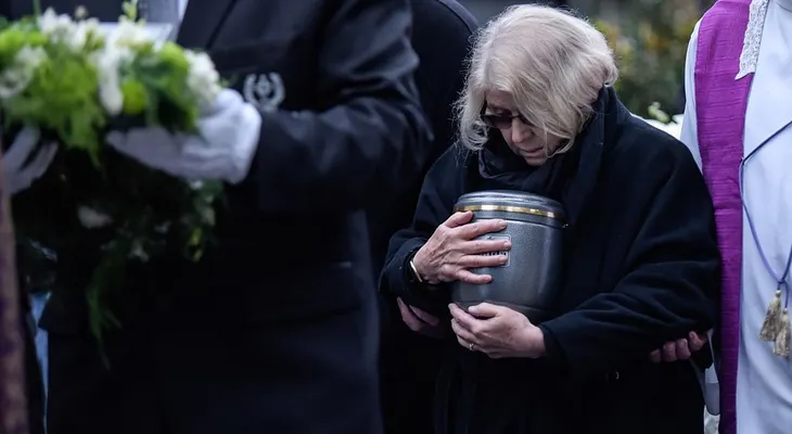 El Vaticano prohibe dispersar o conservar en casa las cenizas de los muertos