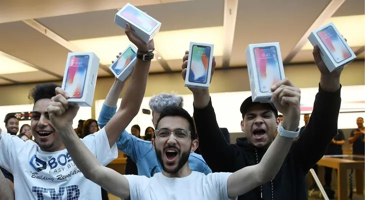 La salida al mercado del iPhone X desata la locura de sus fanáticos alrededor del mundo