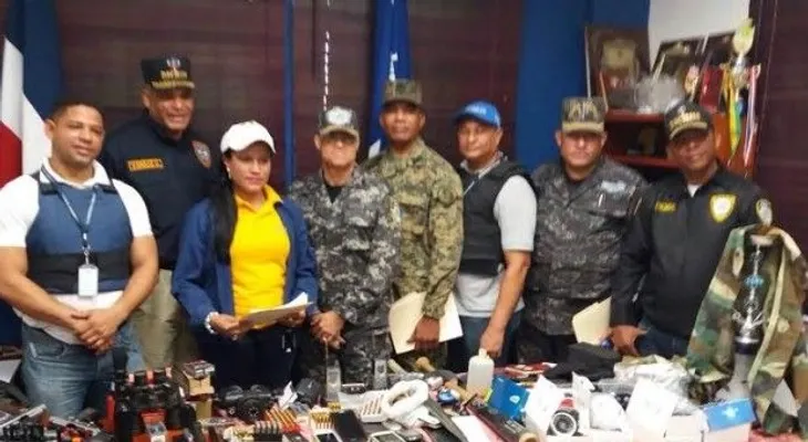 Autoridades en Valverde decomisan armas, incluyendo fusiles y ametralladora en allanamientos