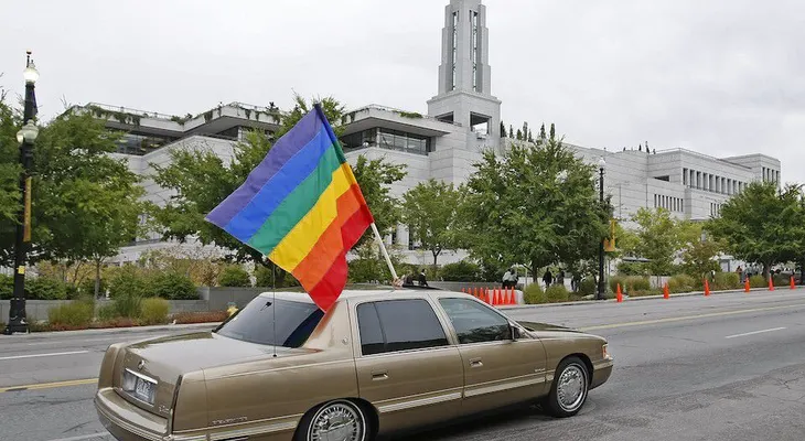 Iglesia mormona reniega de sus fieles homosexuales