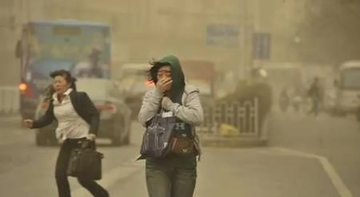 Tormenta de arena tiñe de naranja el norte de China