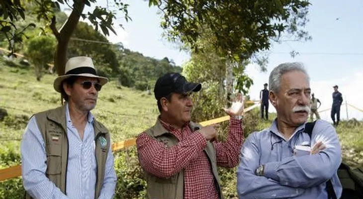 FARC pide definir plan de acción contra paramilitares